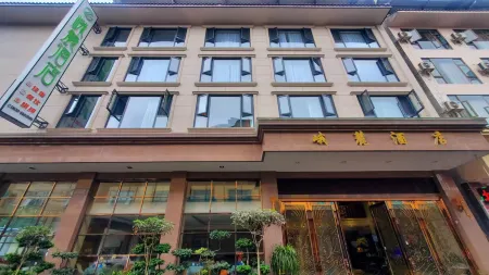 Elu Hotel (Emeishan Tourism Passenger Transport Center Branch) Отели рядом с достопримечательностью «Jiulao Cave»