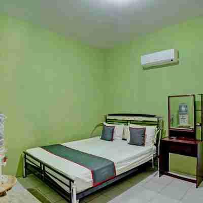 Collection O 92897 Hotel Intan Near Kantor Syahbandar Bawean Rooms