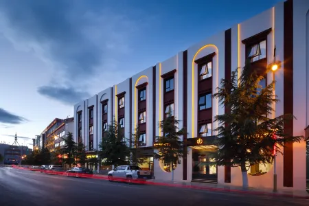 Z Hotel (Shangri-La Dukezong Ancient City) Отели рядом с достопримечательностью «Tancheng Square»