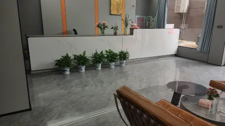 Roca Boutique Hotel Отели в г. Леань