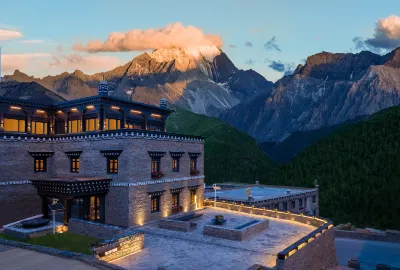 Craftsmanship·Qianqiu Snow, Daocheng Yading Scenic Hotel Hotels in Daocheng
