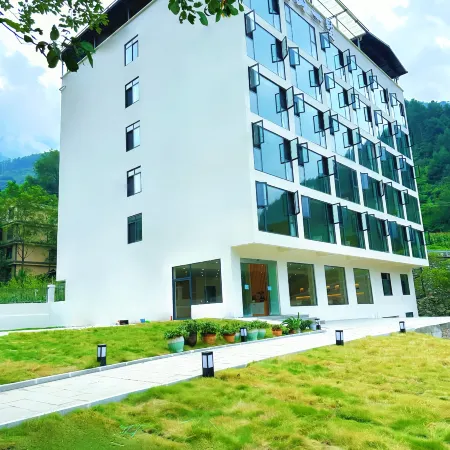 Guanshan Yishu (Wolong Nature Reserve Giant Panda Sanctuary Shenshuping Base)