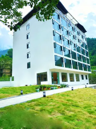 Guanshan Yishu (Wolong Nature Reserve Giant Panda Sanctuary Shenshuping Base)