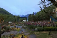 Hailuogou Seven Valleys Source · Snow Mountain Secret Realm Onsen Resort Hotel 중국 공가산 해라구 주변 호텔