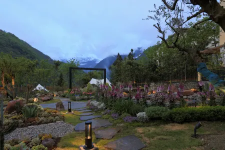 Hailuogou Seven Valleys Source · Snow Mountain Secret Realm Onsen Resort Hotel Отели рядом с достопримечательностью «Moxi Ancient Town»