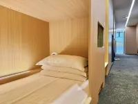 And Parallel Travel · Girls' Single-family Youth Hostel (Haizhu Square Subway Station)