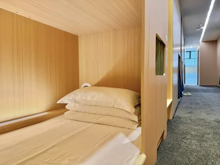 And Parallel Travel · Girls' Single-family Youth Hostel (Haizhu Square Subway Station)