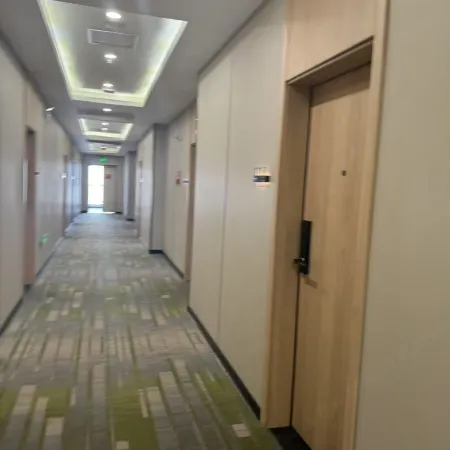 Zhiyuan Homestay (Jingjiang Shanghai City Commercial Plaza)