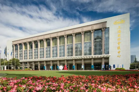 Oriental Riverside Hotel Shanghai (Shanghai International Convention Center) Отели рядом с достопримечательностью «Pudong Library»