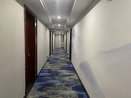 Junyi Hotel (Lufeng Bus Terminal) Отели рядом с достопримечательностью «Shanwei Administration College Lufeng Branch»