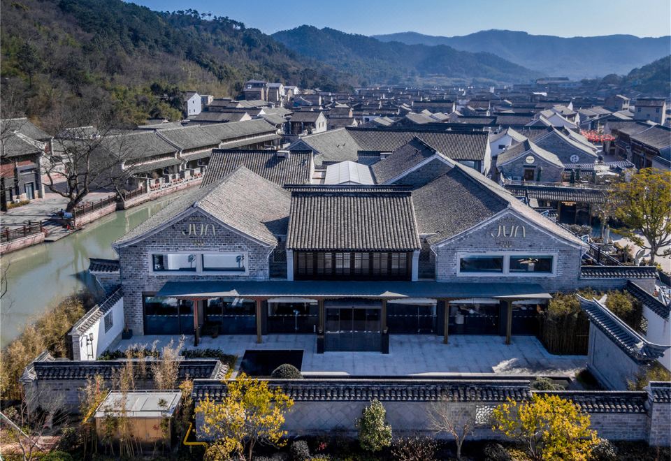3. 닝보 둥첸후 J..