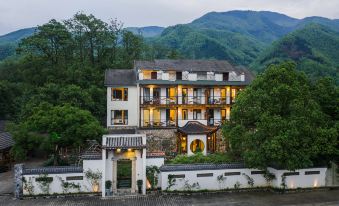 Anji Double Fish Hall Hot Spring Resort B&B (Longwangshan Canyon Drift Shop)