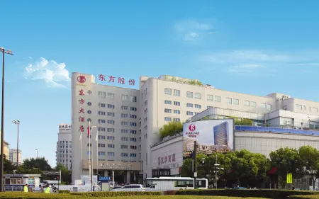 Oriental Hotel Отели рядом с достопримечательностью «Ancestral Temple of the Southern Confucius Clan»