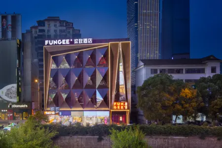 FUNGEE S Hotel, Wuyi Square, Huangxing Square Station, Changsha Отели рядом с достопримечательностью «Nvzi University Library»