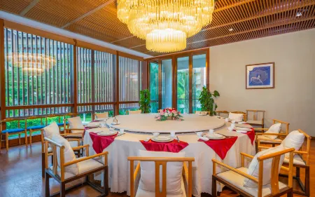 China  Life  Care garden Отели рядом с достопримечательностью «Lover's Bridge»