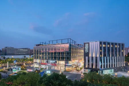 Citadines Songhong Road Shanghai Отели рядом с достопримечательностью «Небоскреб»