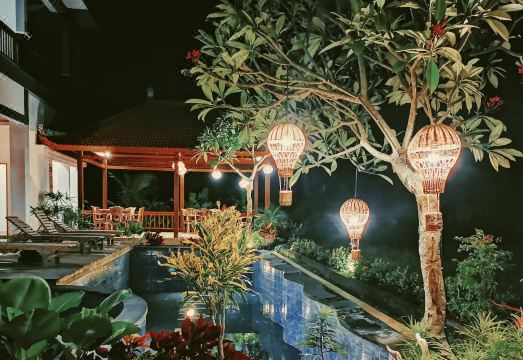 코마네카 앳 케라마스 비치