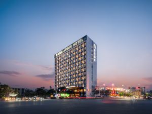 Foshan Chancheng Zhangcha Atour Hotel