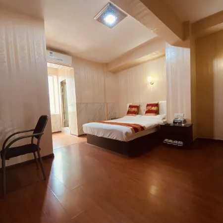 Liangjliang Business Hotel