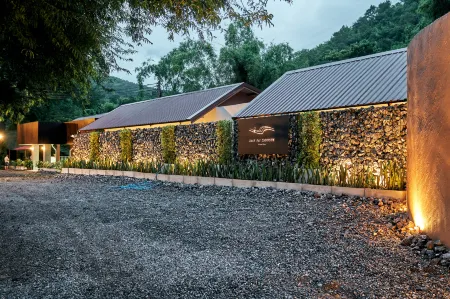 Baan Rai Santisuk Отели рядом с достопримечательностью «Wat Huai Poon»