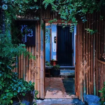 Xiangyang Ruoyin Homestay (Xiangyang Ancient City Zhongxuan Building) Hotels near King Xiang Government's Green Screen Wall