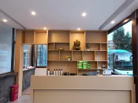 Lakeside Charm · Lake Charm | Snowy Sacred Lake · Scenic Inn (Gongbo'gyamda Basongcuo) - Alloggi