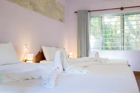 Kep Bungalows Отели рядом с достопримечательностью «Krung Kep Blue Swimmer Crab Statue»