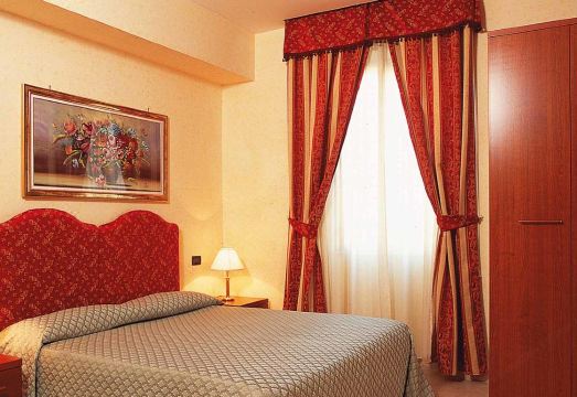 로마 호텔 스트롬볼리의 넓은 객실 내부