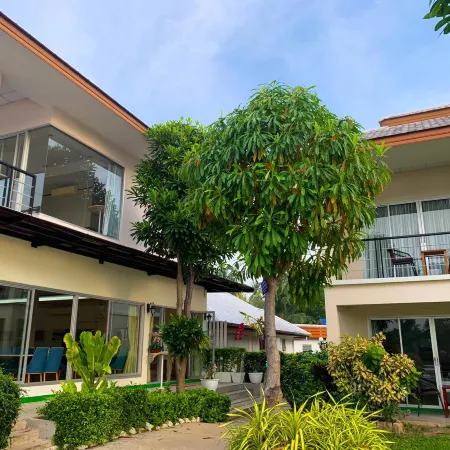 Nopparat Garden Hotel Отели рядом с достопримечательностью «Ват Праду»