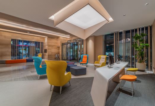 햄튼 바이 힐튼 조식 공간 이미지