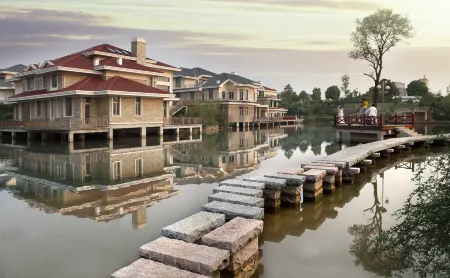 F World Conference Center Hotel (Wuhan Tianhe Airport Julong Avenue Subway Station Branch) Отели рядом со станцией Tianhe Airport Station