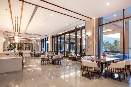 Howard Johnson The Bund Hotel Gasa Отели рядом с достопримечательностью «Nan'en Waterfall»