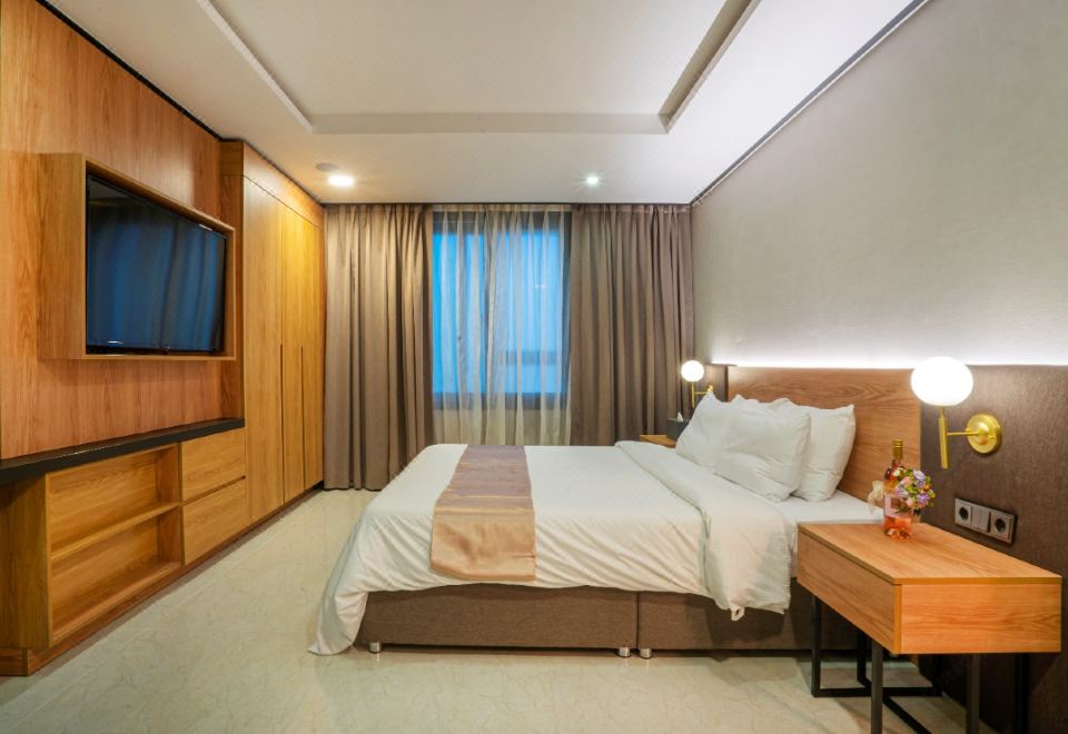 엠블던 호텔의 아늑하고 편안한 객실 내부 전경