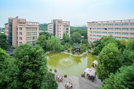 Luxury Blue Horizon Hotel (Wuxi Huishan Wanda Plaza)