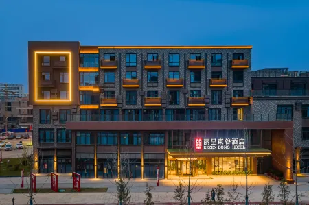 Rezen Dong Hotel (Jieshou Tianrun Yufu Railway Station) Отели в г. Цзешоу