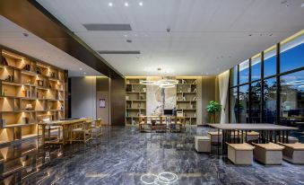 Qinzhou Yuehua Jiangyu Lake Hotel (Baishi Lake Park Wuyue Plaza)