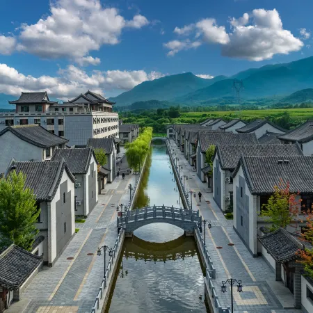 Huairen Jiangnan Watertown Hotel