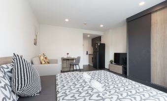 Sathon-Charoen Nakhon Condo