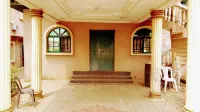 De Lawrence Court and Suites