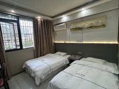 Langzhong Deyi Inn