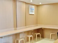 And Parallel Travel · Girls' Single-family Youth Hostel (Haizhu Square Subway Station)