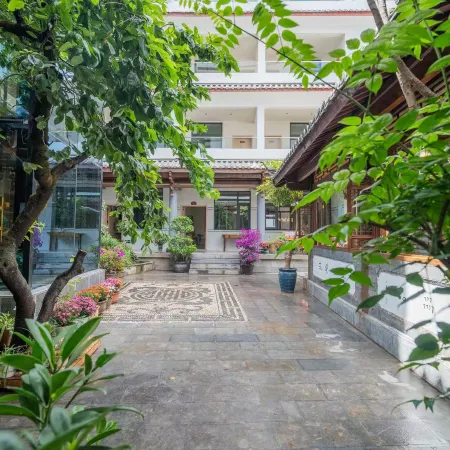 Lijiang Griffin East Ba Rhyme Homestay (Dashuiche Branch)