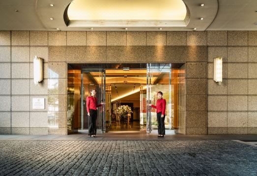 호텔 한신 오사카의 외관과 주변 풍경