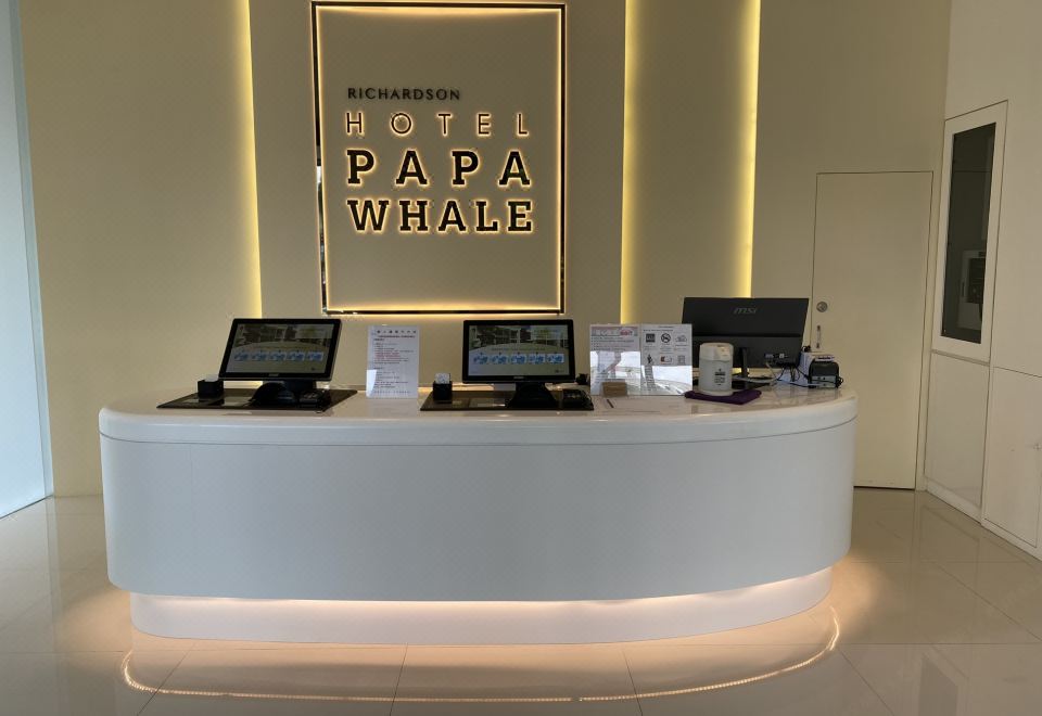 1. 파파 웨일 - ..