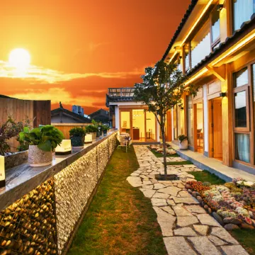 Shitouji.Guanshan Xiaoju B&B (the Old Town of Lijiang Dashuiche Store) Отели рядом с достопримечательностью «Улица Сыфан»