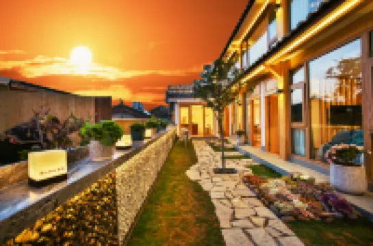 Shitouji.Guanshan Xiaoju B&B (the Old Town of Lijiang Dashuiche Store)