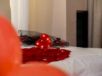 蔓菲酒店主题公寓(柳州柳南万达广场店) - 浪漫氛围布置房