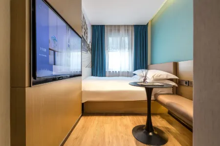 Jinglai Hotel Light Luxury (Shanghai Bund Nanjing East Road Pedestrian Street)