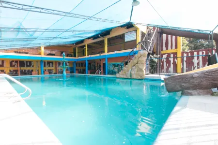 Alamaris Resort RedPartner Отели рядом с достопримечательностью «Университет Рисаль Систем, Бинангонан Кампус»