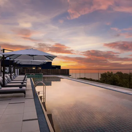 Courtyard by Marriott North Pattaya Отели рядом с достопримечательностью «Пляж Наклуа»